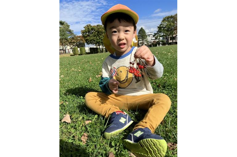 江別市　保育園　公園で遊ぶ　男の子　様子