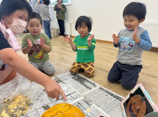 江別　保育園　ハロウィン　かぼちゃ作り　様子