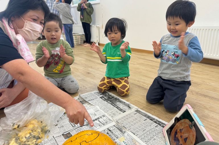 江別　保育園　ハロウィン　かぼちゃ作り　様子