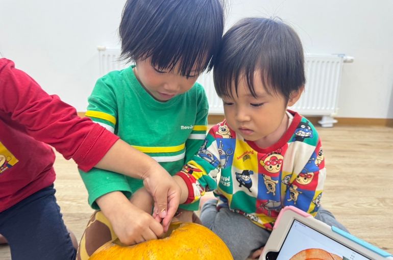 江別　認定保育園　ハロウィン　かぼちゃ作り　様子