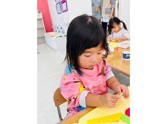 厚別　認定保育園　粘土遊び　様子