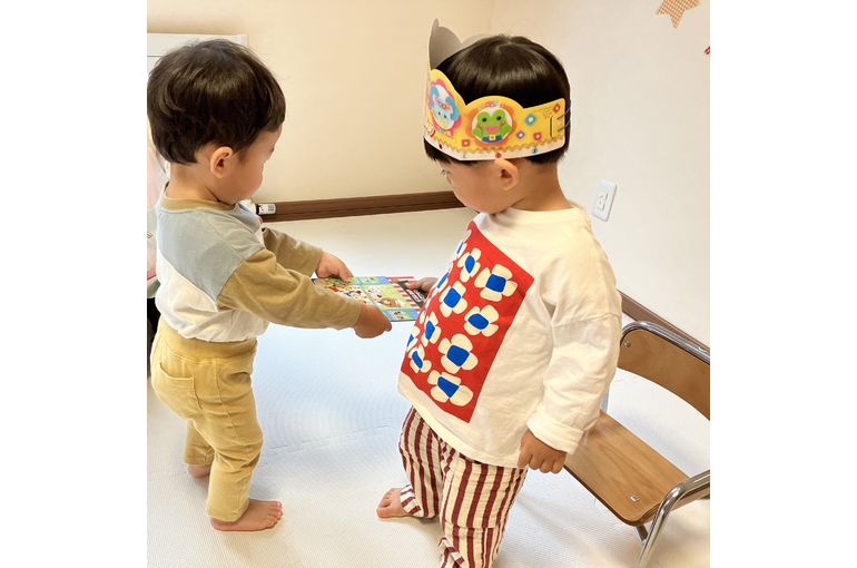 プレゼントをもらうこども