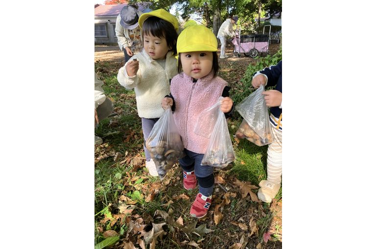 両手に一杯の栗を拾ったこども