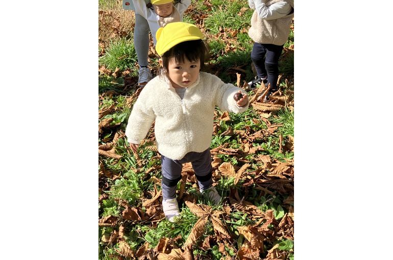 拾ったものを見せるこども