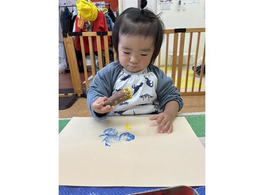 札幌市　南平岸　保育園　野菜　スタンプ　持ってみた　男の子
