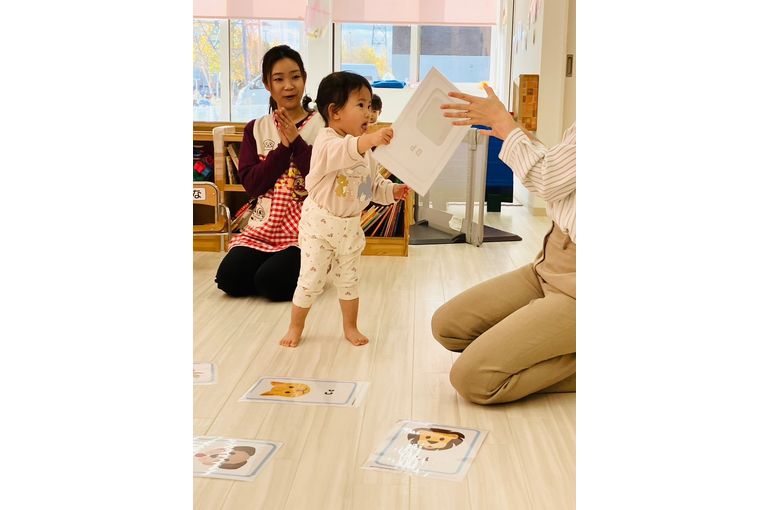 札幌市　厚別　認定保育園　英語　カード探し　園児