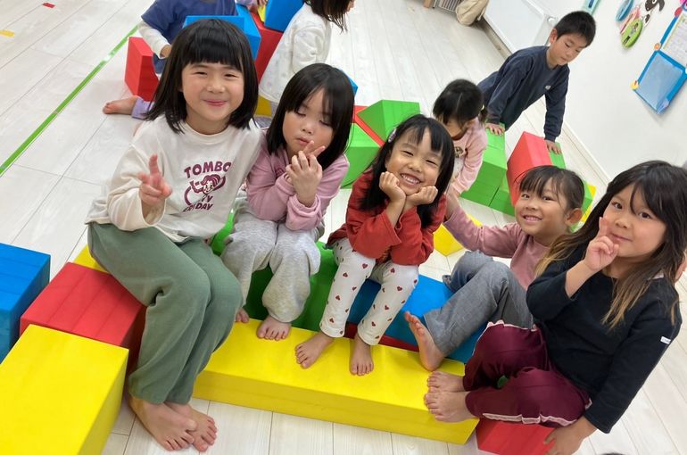 江別市　野幌　認定保育園　カラーブロック　遊び　様子