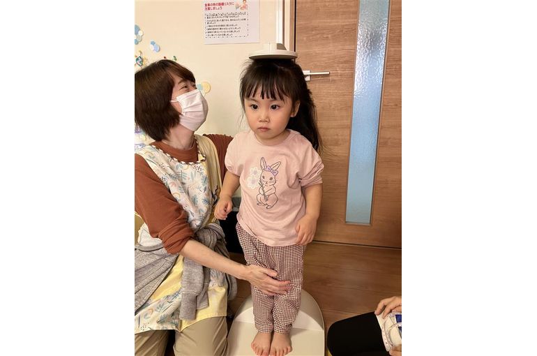 函館市　企業主導型保育園　身体測定　する　女の子