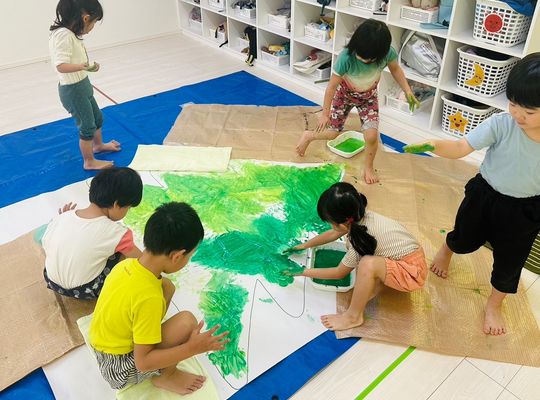 札幌市　厚別　保育園　大きな画用紙　絵具　色塗り　様子