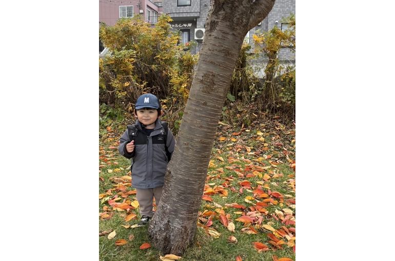 札幌市　南平岸　保育園　木のそばに居る　男の子