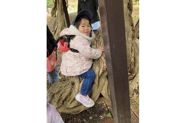 札幌市　南平岸　企業主導型保育園　　木で遊ぶ　女の子