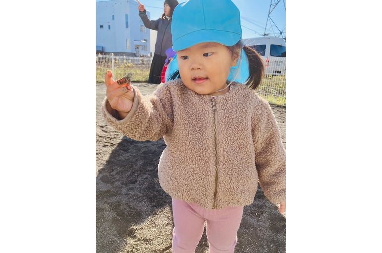 札幌市　厚別　保育園　葉っぱ　遊ぶ　園児