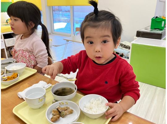 給食を頬張るこども①