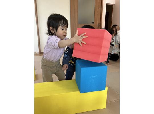 ソフト積み木で遊ぶ子供①