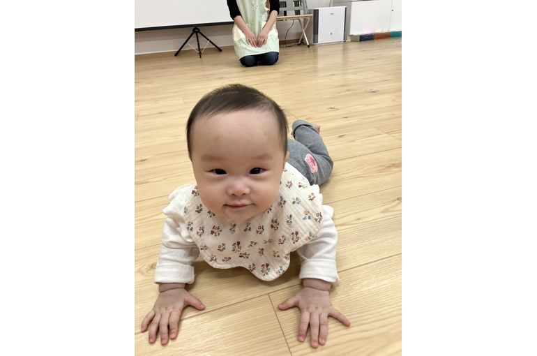ハイハイする子ども