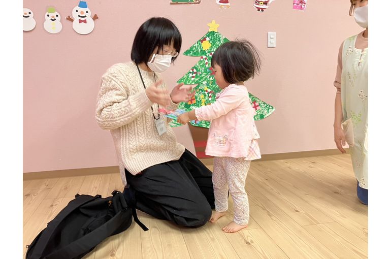 プレゼントを渡すこども