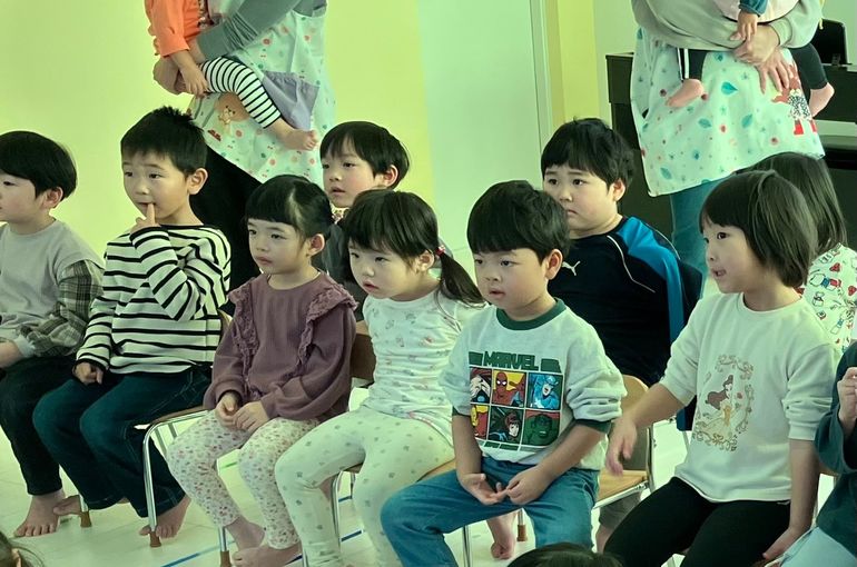厚別　札幌市　認定保育園　真剣な　様子の　園児たち
