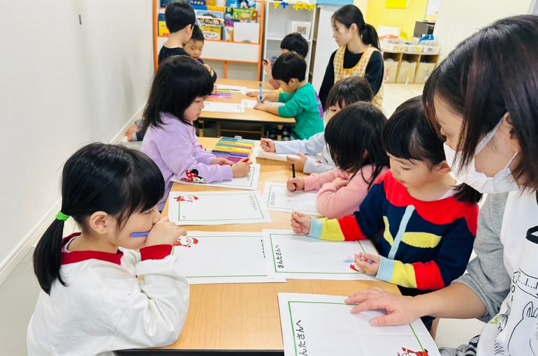 札幌市　厚別　認定保育園　お手紙　書く　子ども達