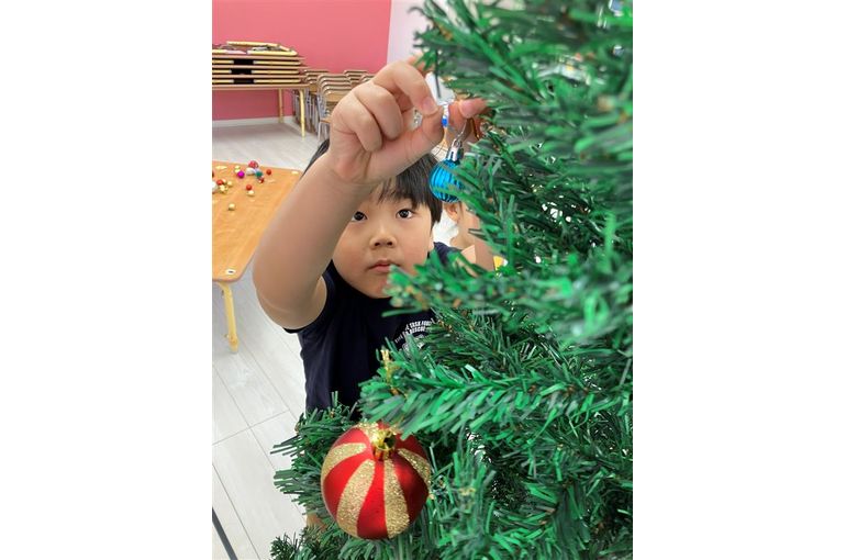 江別市　野幌　保育園　クリスマスツリー　飾り付け　様子