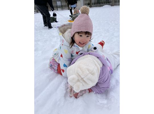 雪遊びをするこども①