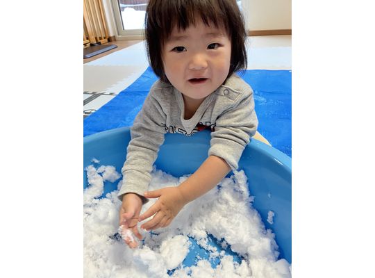 函館　保育園　雪　室内
