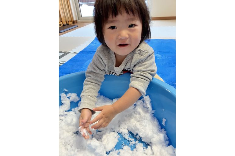 函館　保育園　雪　室内