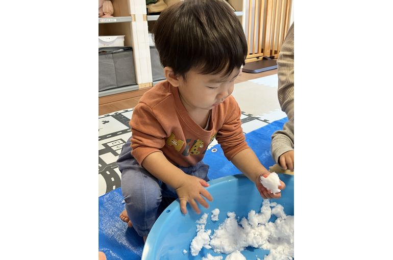 函館　保育園　雪　室内