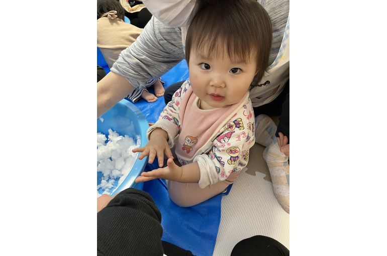 函館　保育園　雪　室内