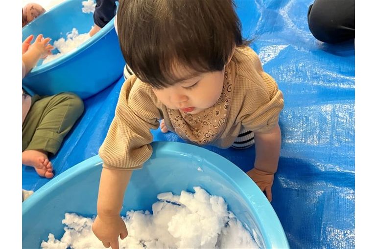 函館　保育園　雪　室内