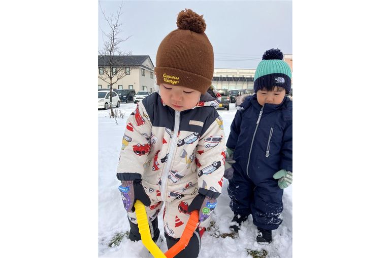 函館市　企業主導型保育園　桔梗園　雪遊び　子ども達　様子