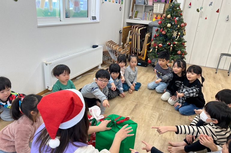 江別市　認定保育園　ホール　クリスマス会　様子
