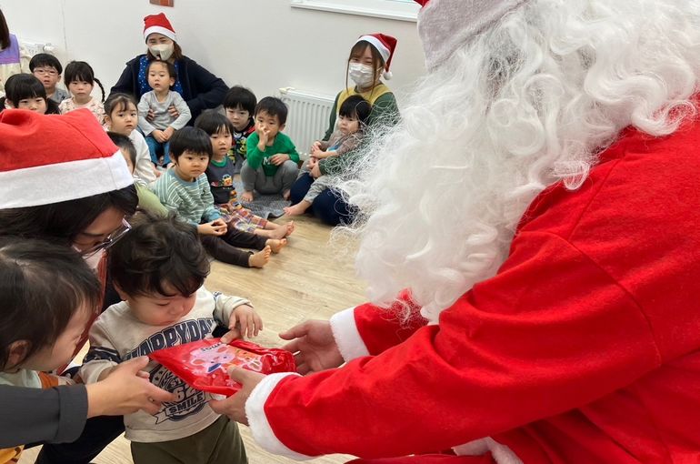 江別市　認定保育園　サンタさんから　プレゼント　受取