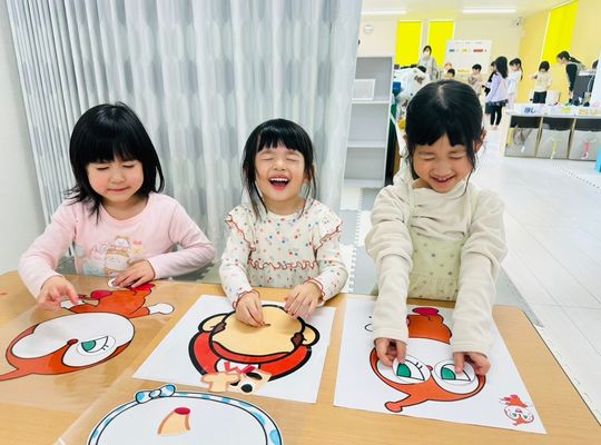 札幌市　厚別　保育園　福笑い　子ども達