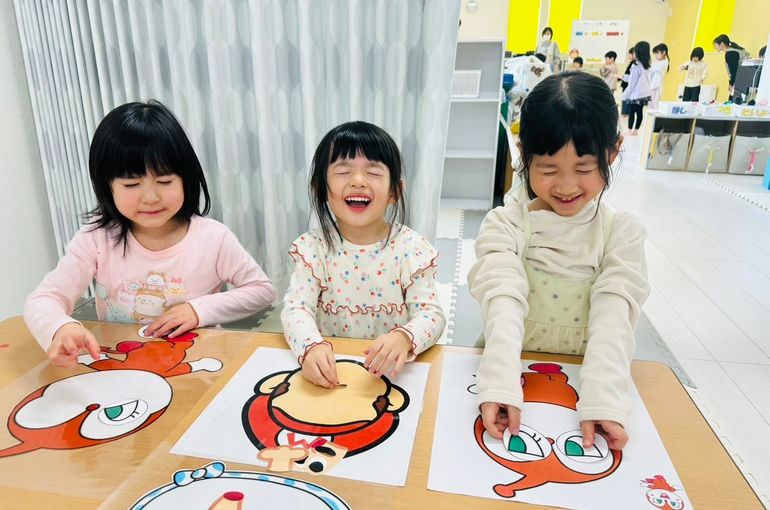 札幌市　厚別　保育園　福笑い　子ども達