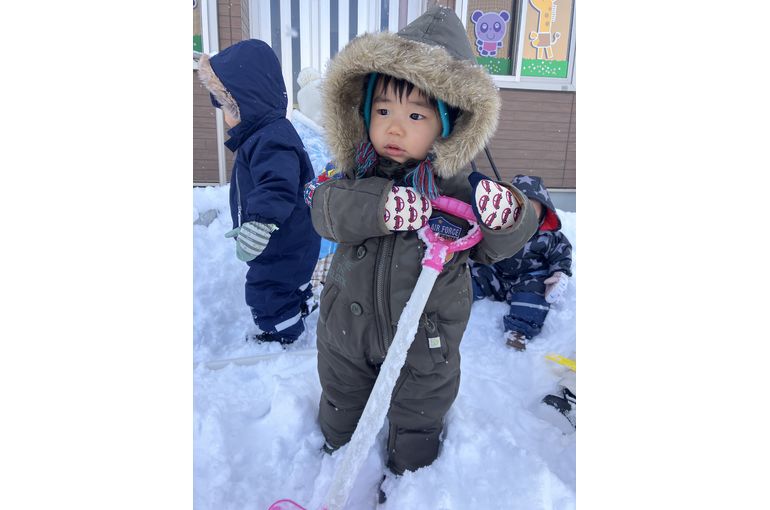 函館市　桔梗　企業主導型保育園　雪遊び　スコップ使う　園児　様子