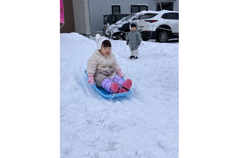 函館市　企業主導型保育園　そり遊び　様子
