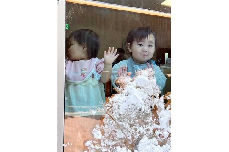 函館市　石川　企業主導型保育園　外を眺める　お友だち