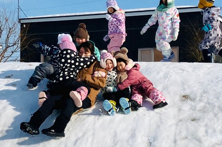 札幌市　厚別　保育園　横一列　腕組み　滑る　様子