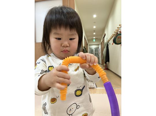 おもちゃで遊ぶこども