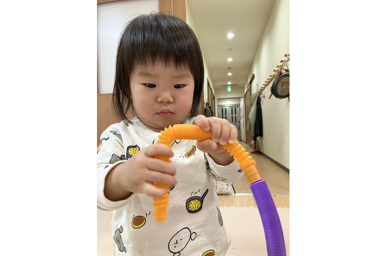 おもちゃで遊ぶこども