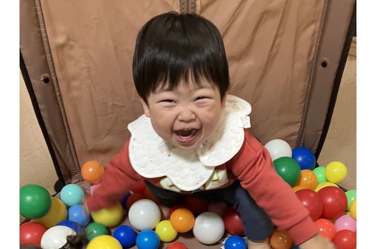 ボール遊びをするこども