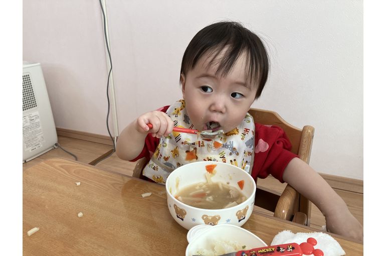 ご飯をたべるこども