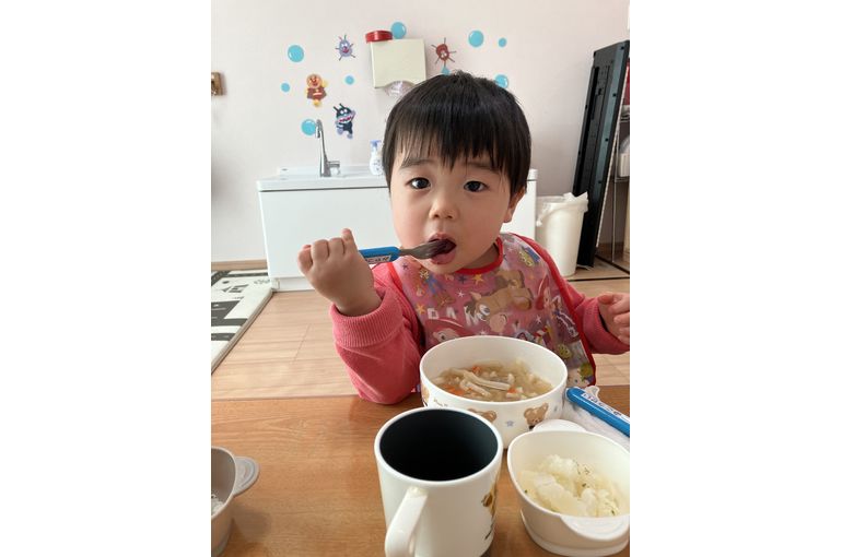 ご飯を食べるこども