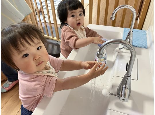 手洗いをするこども