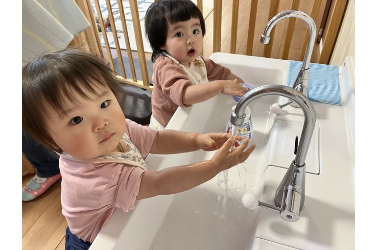 手洗いをするこども