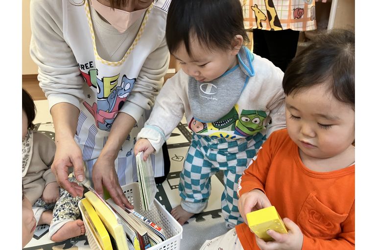本を選ぶこども