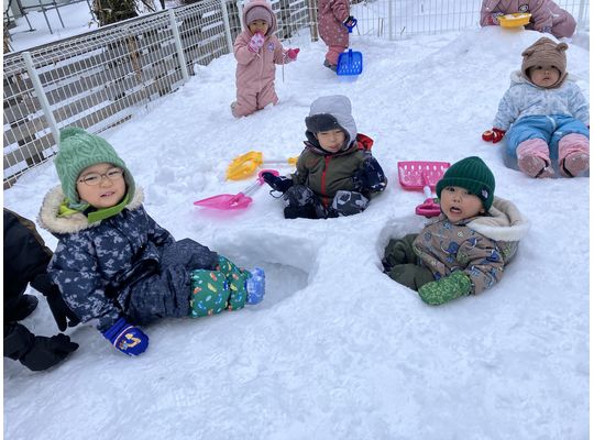 雪遊びをするこどもたち