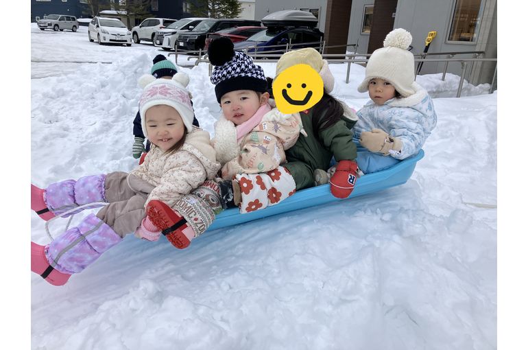 函館　保育園　外　雪