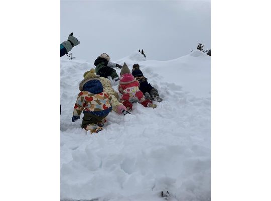 江別　保育園　雪遊び　雪山のぼり