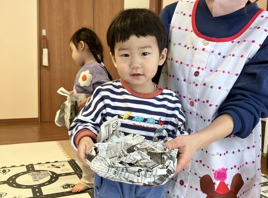 函館市　認定保育園    新聞遊び 